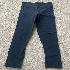 black American Eagle mid-calf leggings